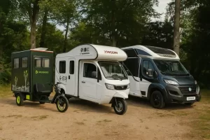 Comparação entre três mini motorhomes ultracompactos de 2025 — T1 Trike Camper, Xinge RV e Chausson — posicionados lado a lado em cenário natural, destacando diferenças de tamanho, design e estrutura.